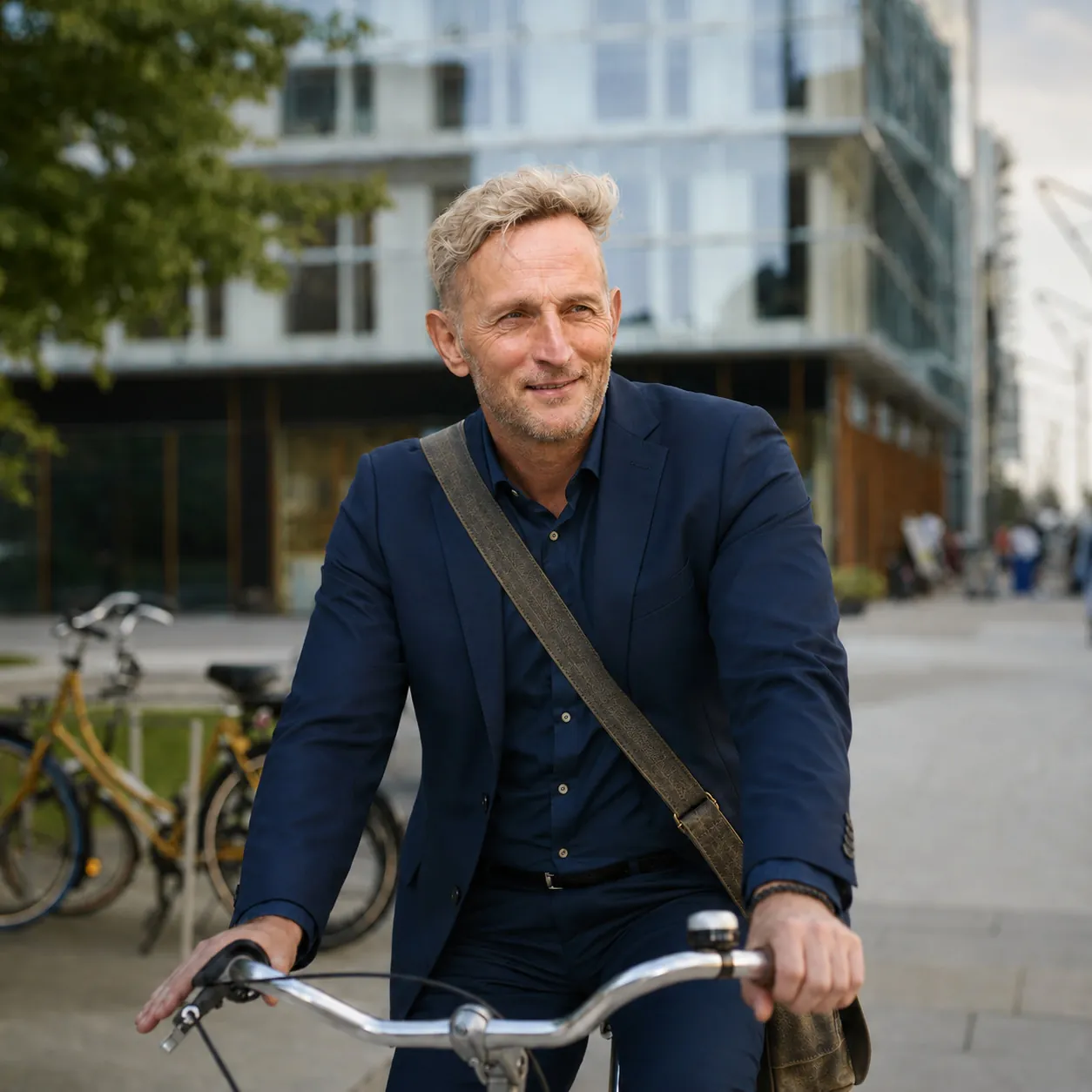 Berater mit Fahrrad vor modernem Bürogebäude