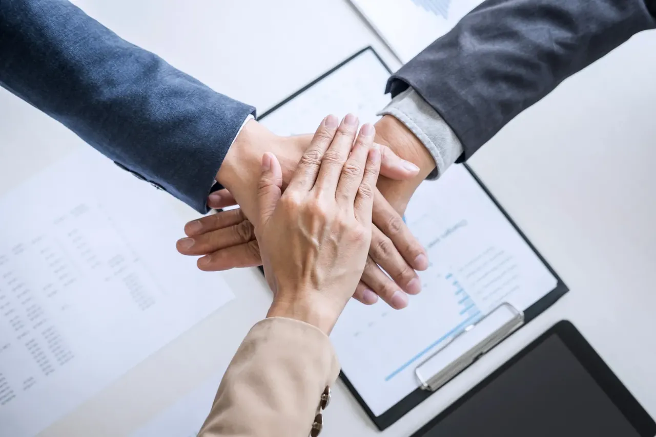 Team im Büro arbeitet zusammen