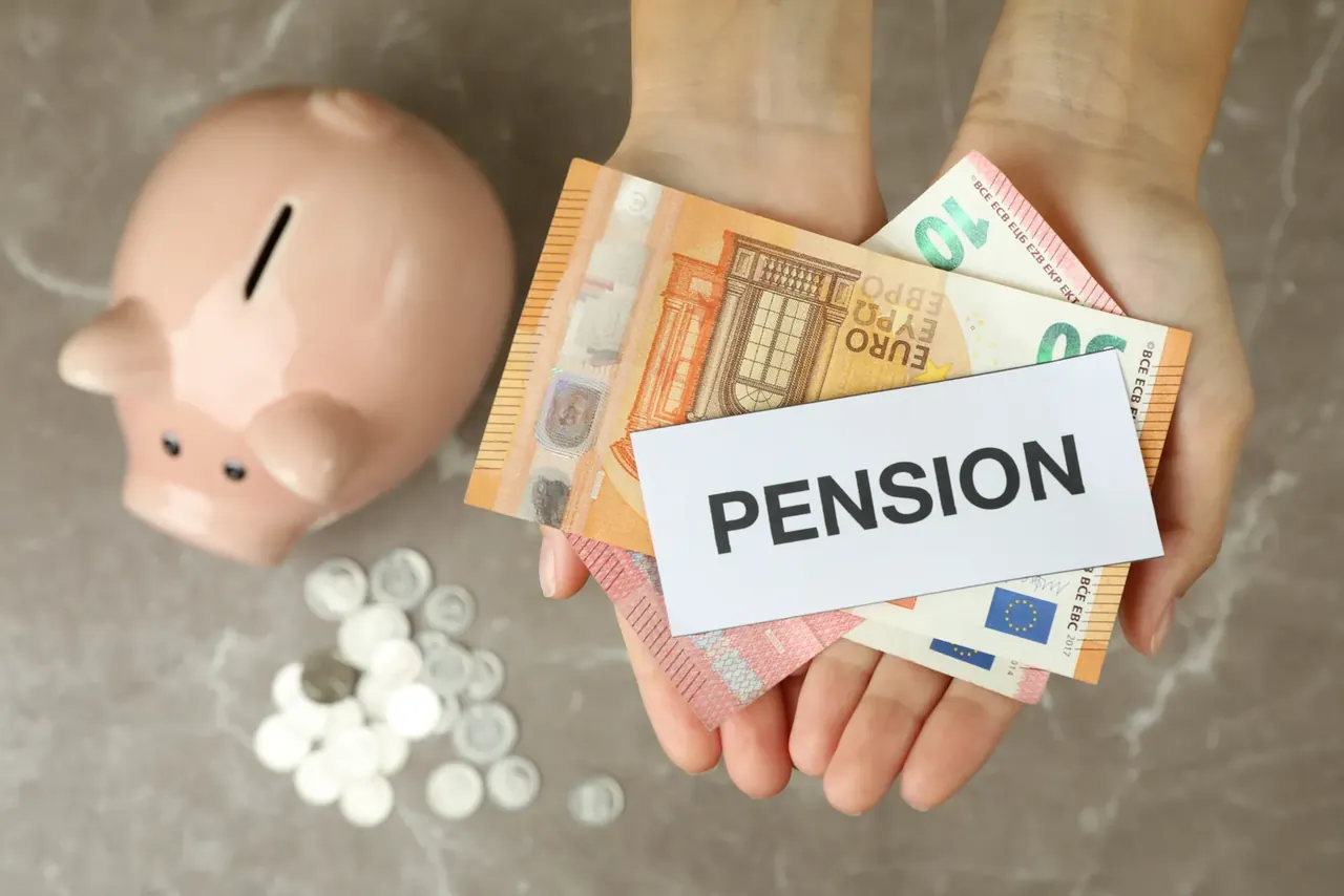 Sparschwein und Euro-Scheine als Symbol für die Rente