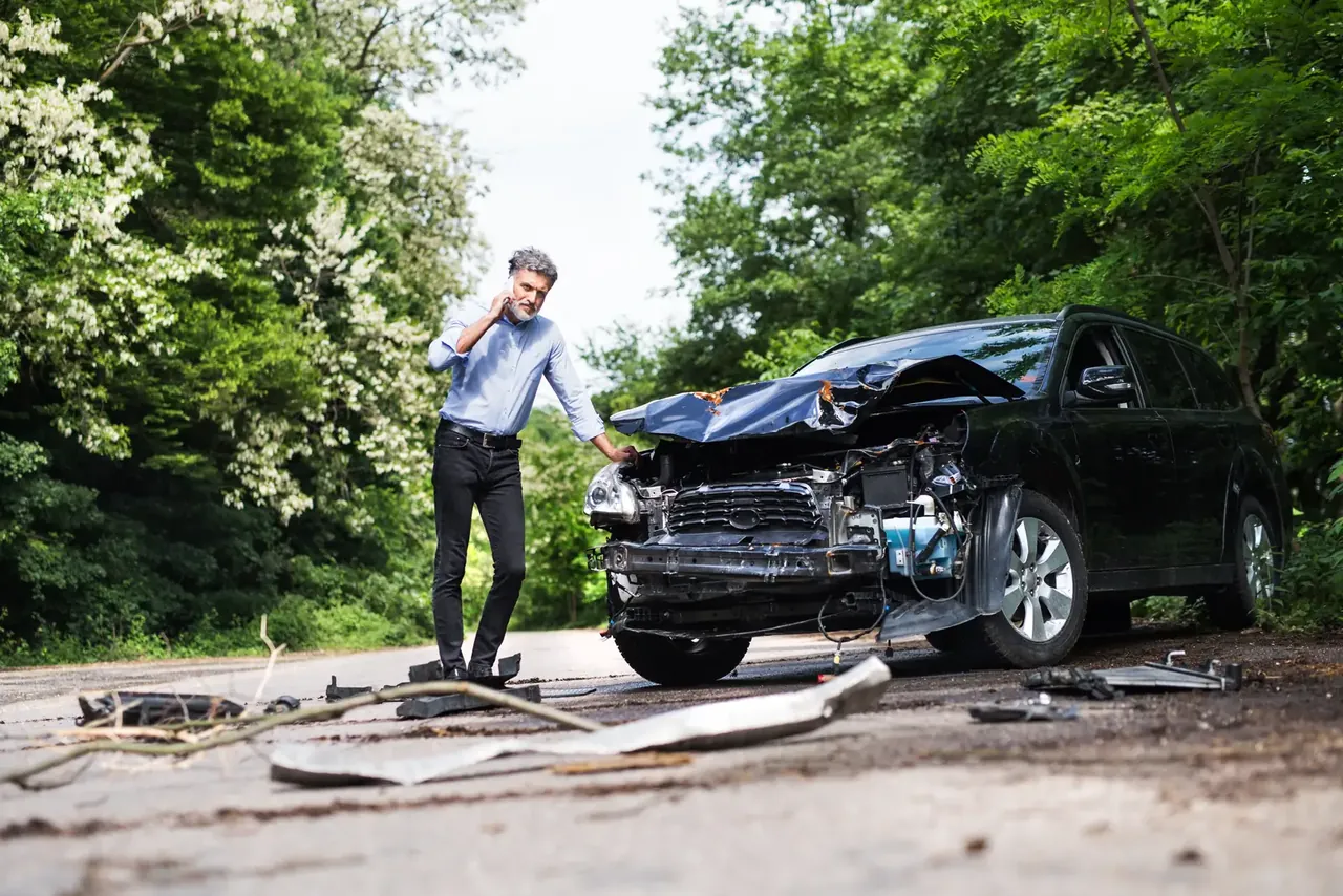 Mann telefoniert nach einem Autounfall um Hilfe