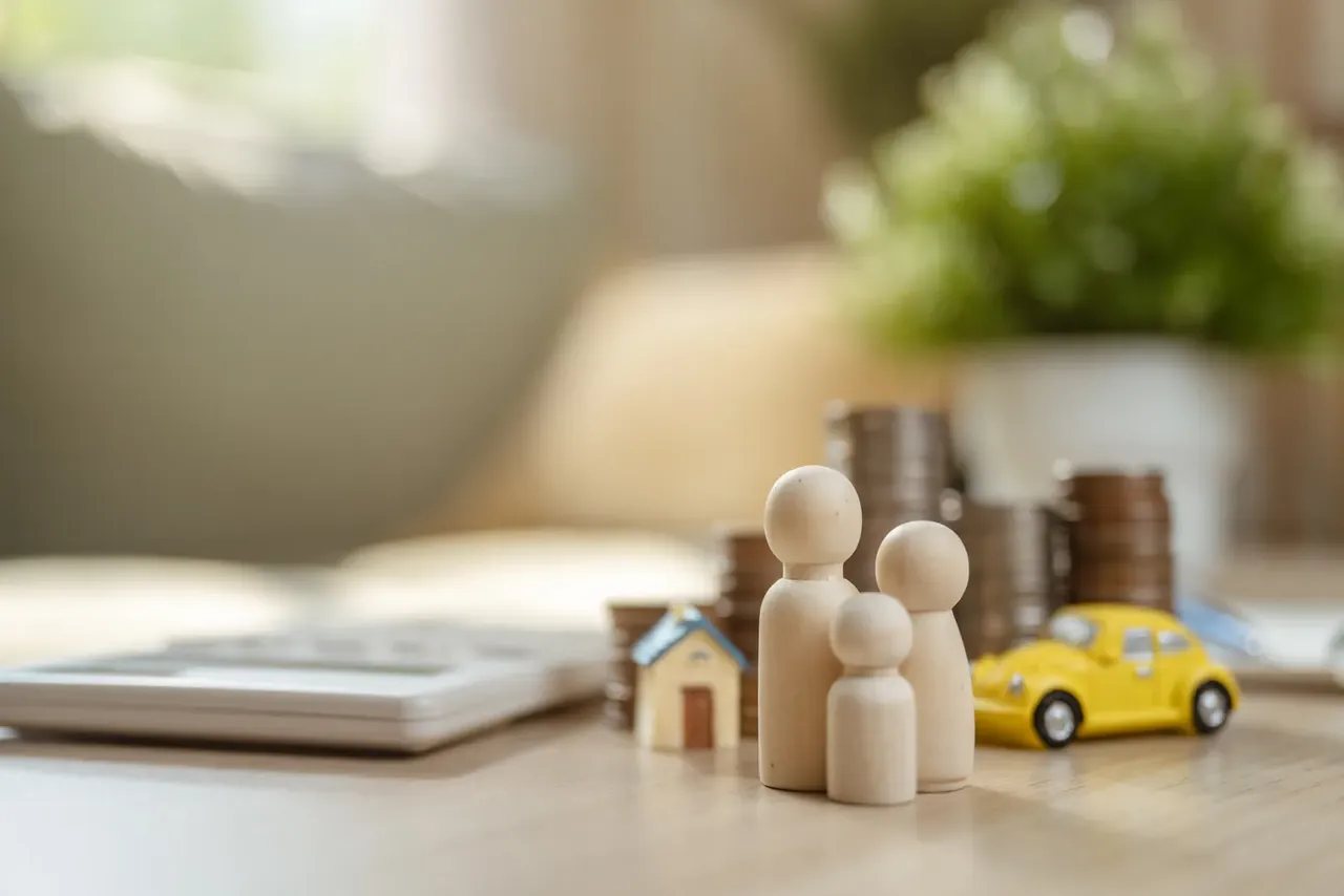 Familie plant Finanzen und Absicherung am Tisch