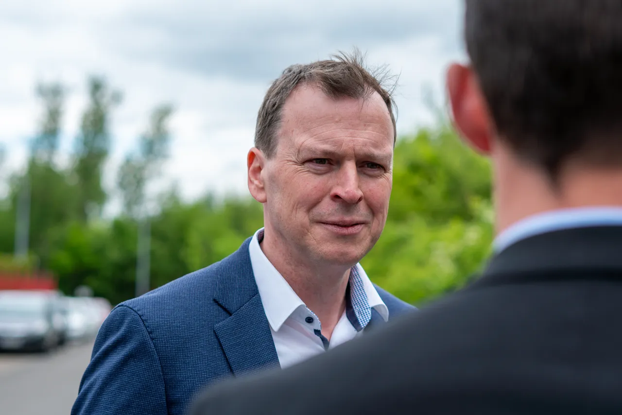 Jens Stölzel im Gespräch vor dem Büro von Finanzhaus in Leipzig