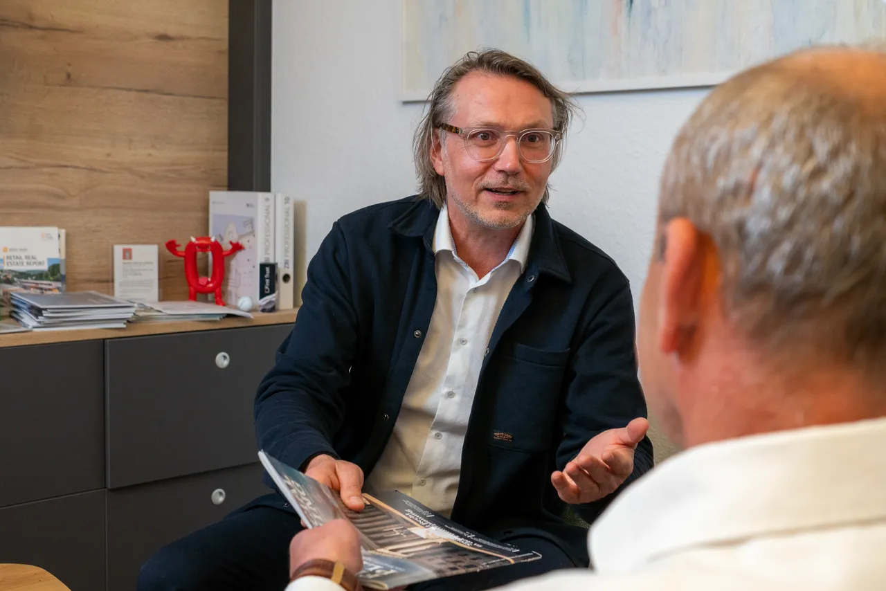 Gunther Hemmann im Beratungsgespräch im Büro von Finanzhaus in Dessau-Roßlau