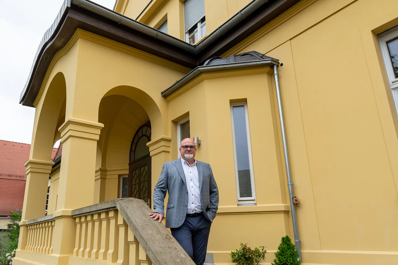 Sven Doberitzsch vor dem Stammhaus von Finanzhaus in der Straße der DSF 6 in Bitterfeld-Wolfen