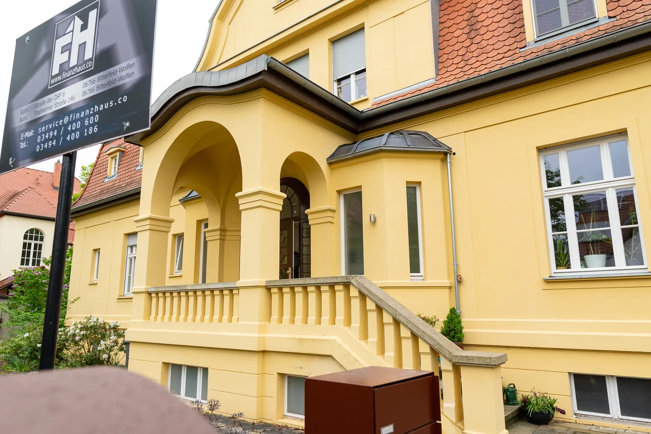 Finanzhaus als Versicherungsmakler in Bitterfeld-Wolfen: Stammhaus Straße der DSF 6 mit Firmenschild