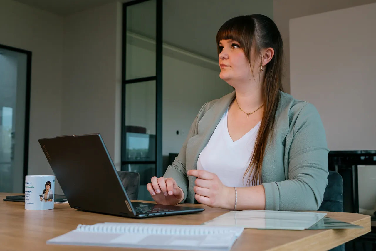 Yasmin Lärm in der Videoberatung am Laptop, Standort Frohburg