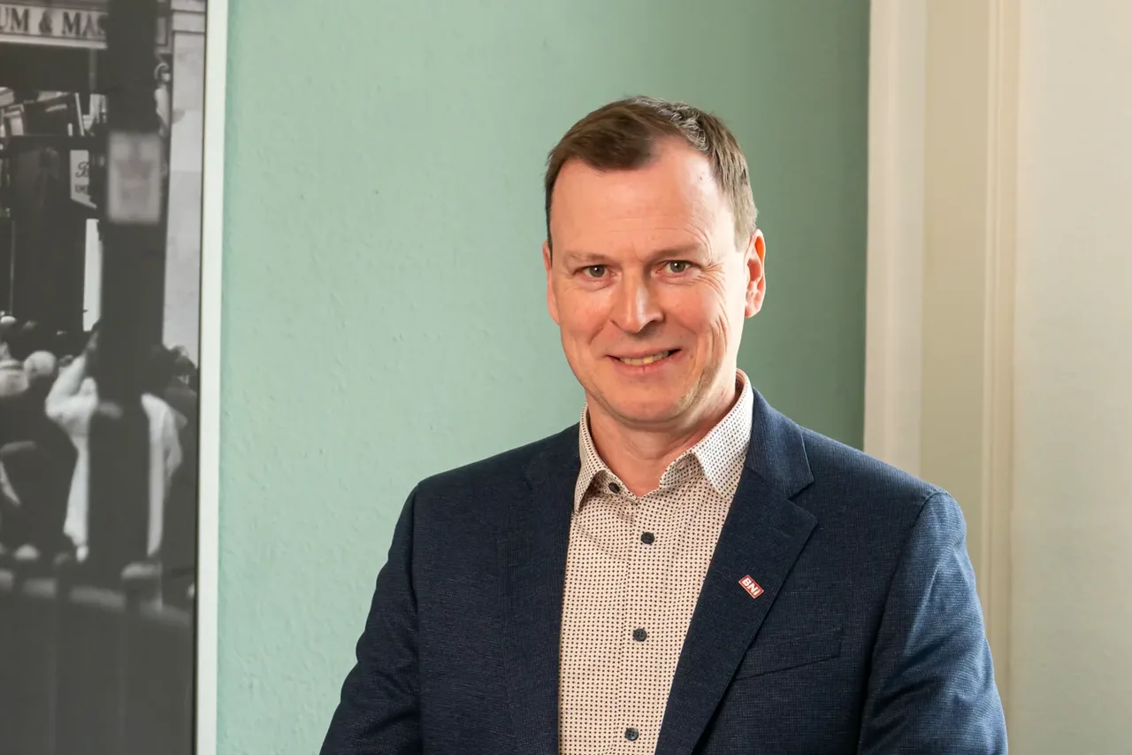 Jens Stölzel, Versicherungsspezialist bei Finanzhaus, zur Prüfung bestehender Verträge